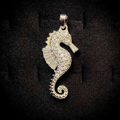 پلاک نگین دار اسب آبی نقره ای سوارسکی کد 122