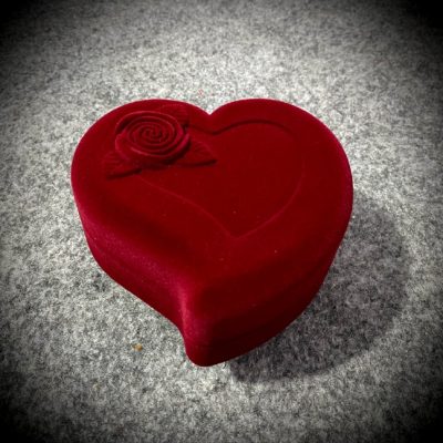 جعبه کادو قلبی مخملی قرمز رنگ سایز متوسط