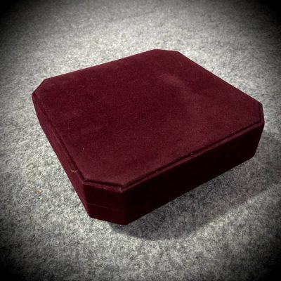 جعبه کادو مخملی هشت ضلعی زرشکی