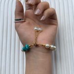 دستبند مرواریدی گوی و سنگ فیروزه آویز دار